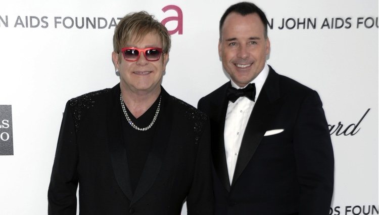 Elton John y David Furnish en la fiesta del cantante tras los Oscar 2012