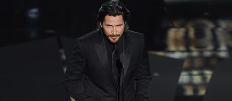 Christian Bale presenta uno de los premios en los Oscar 2012