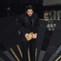 Christian Bale presenta uno de los premios en los Oscar 2012