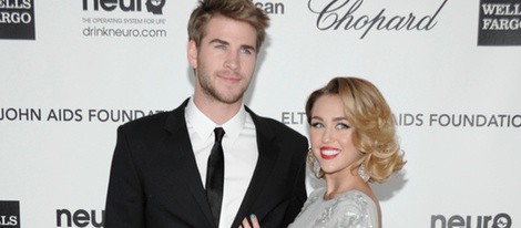 Miley Cyrus y Liam Hemsworth en la fiesta de Elton John tras los Oscar 2012