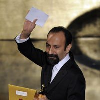 Asghar Farhadi tras su recoger su Oscar 2012