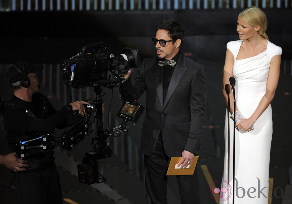 Robert Downey Jr. y Gwyneth Paltrow en la ceremonia de entrega de los Oscar 2012