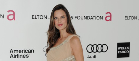 Alessandra Ambrosio en la fiesta de Elton John tras los Oscar 2012