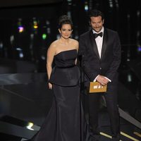 Tina Fey y Bradley Cooper en la ceremonia de los Oscar 2012