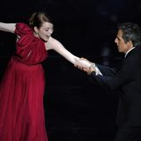 Emma Stone y Ben Stiller presentan un premio en los Oscar 2012