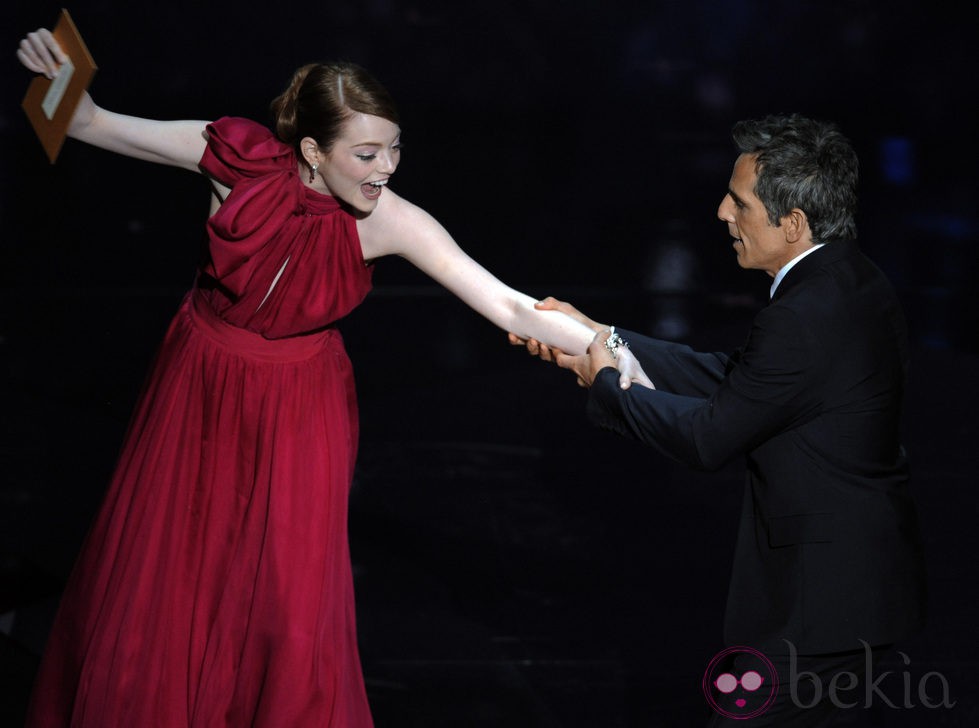 Emma Stone y Ben Stiller presentan un premio en los Oscar 2012