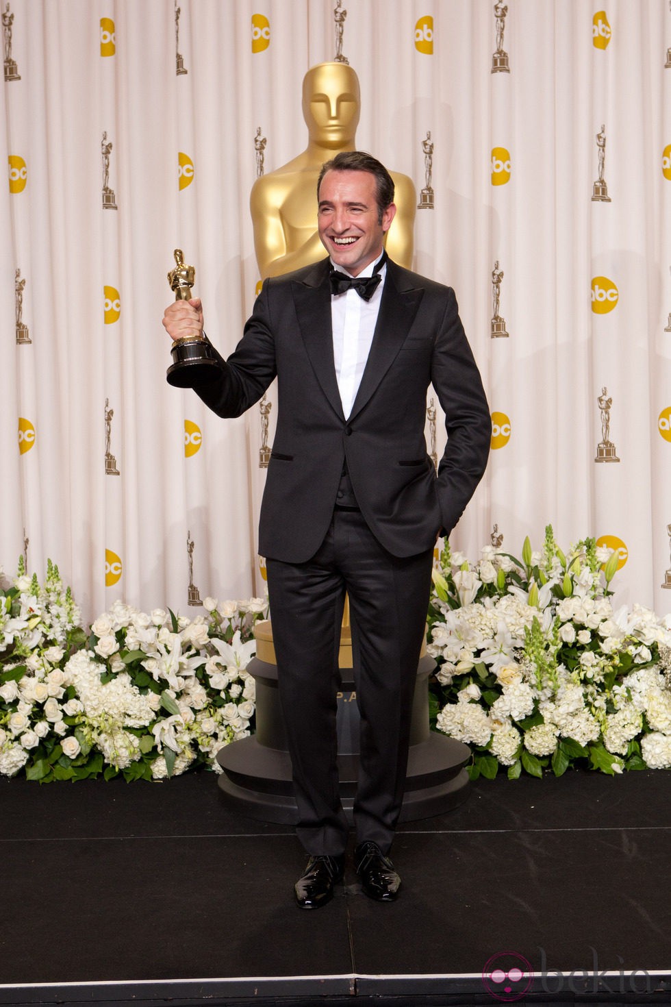 Jean Dujardin posa con su Oscar 2012 como Mejor Actor Principal