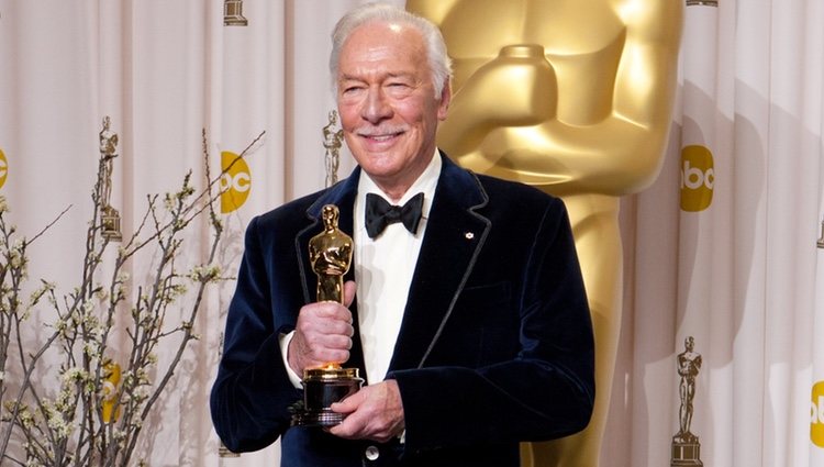 Christopher Plummer posa con su Oscar 2012 como Mejor Actor Secundario