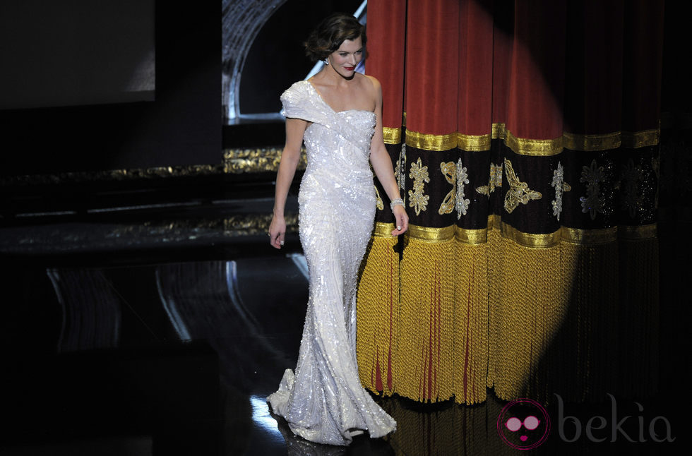 Milla Jovovich en la gala de los Oscar 2012