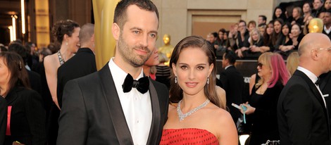 Natalie Portman y Benjamin Millepied en la alfombra roja de los Oscar 2012