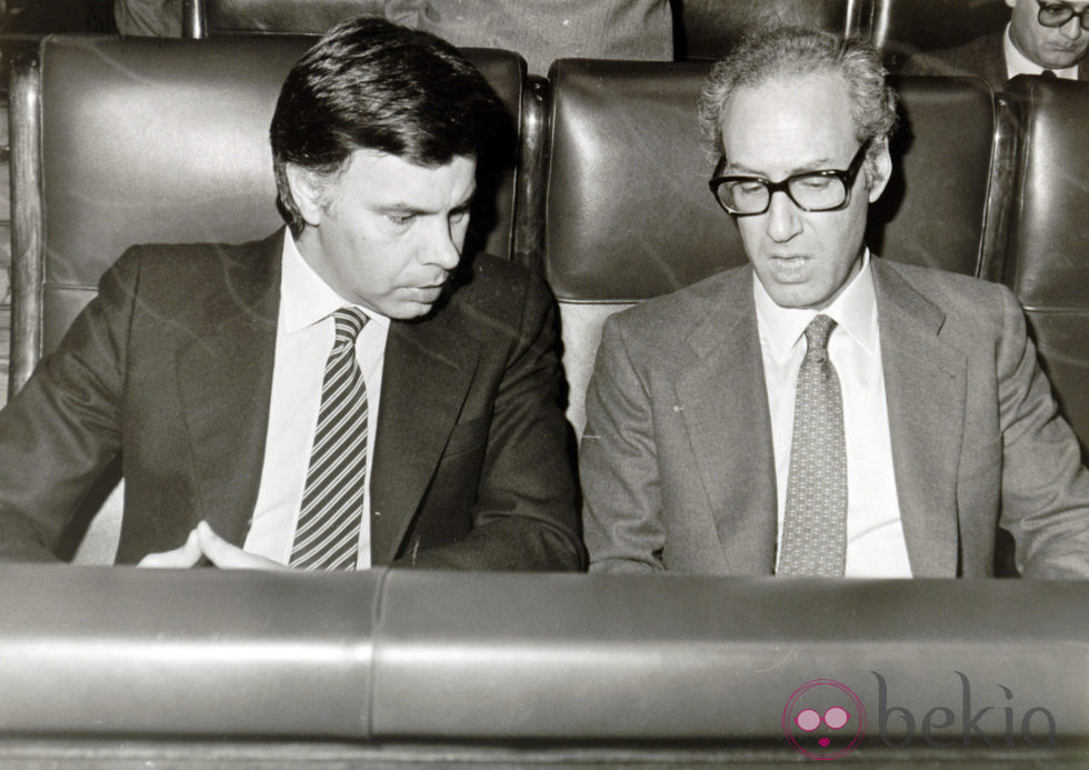 Miguel Boyer con Felipe González en el Congreso de los Diputados