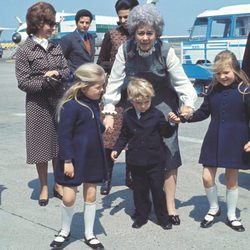 Federica de Grecia con las Infantas Elena y Cristina y el Príncipe Felipe