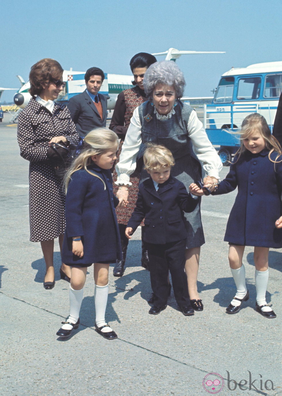 Federica de Grecia con las Infantas Elena y Cristina y el Príncipe Felipe