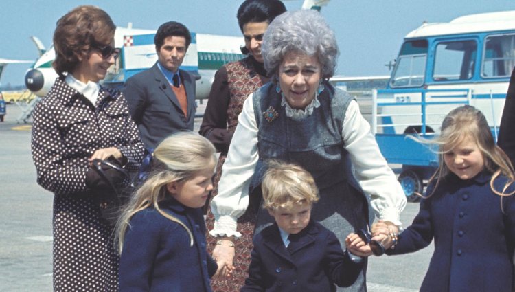 Federica de Grecia con las Infantas Elena y Cristina y el Príncipe Felipe