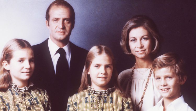 Foto familiar de los Reyes, el Príncipe Felipe y las Infantas Elena y Cristina