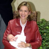 La Infanta Cristina con su hijo recién nacido Miguel en 2002