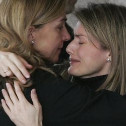 La Infanta Cristina abraza a la Princesa Letizia en el funeral de Erika Ortiz