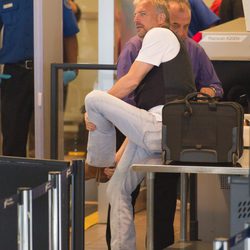 Kevin Costner en el control de seguridad del aeropuerto de Los Ángeles