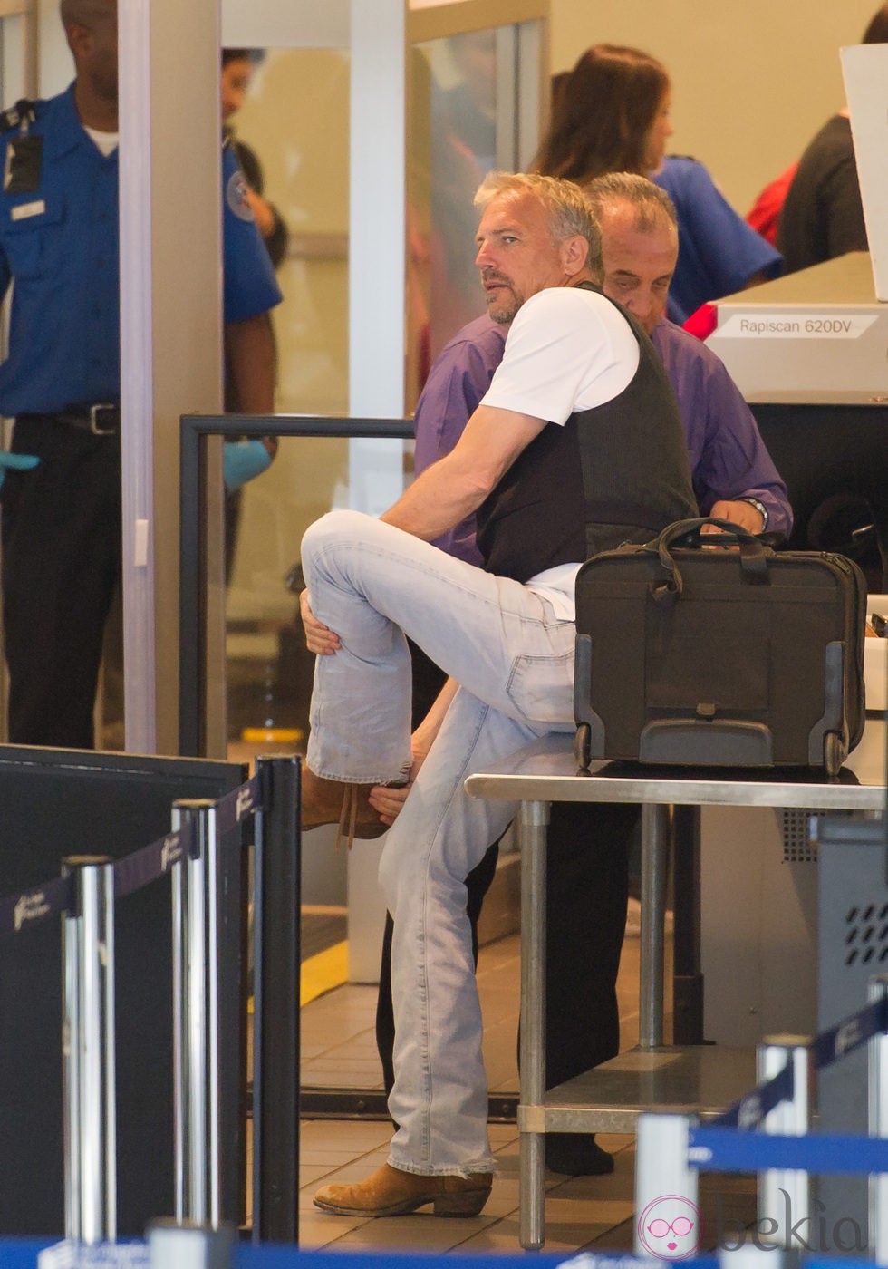 Kevin Costner en el control de seguridad del aeropuerto de Los Ángeles