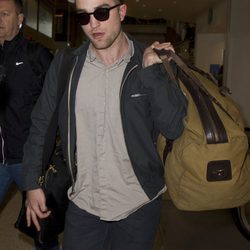 Robert Pattinson en el aeropuerto de Los Ángeles