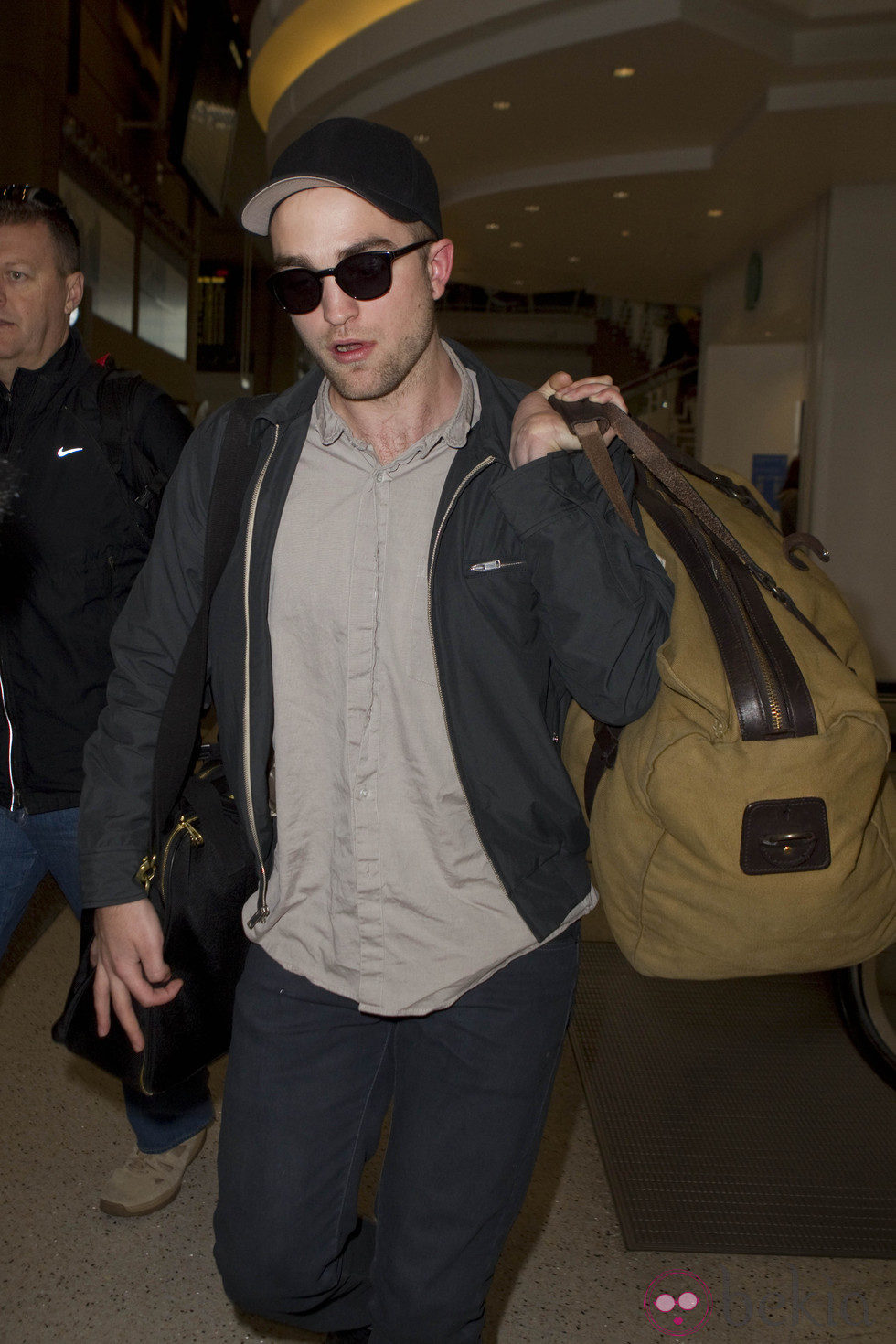 Robert Pattinson en el aeropuerto de Los Ángeles