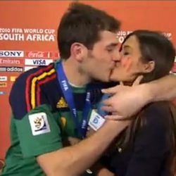 El beso de Sara Carbonero e Iker Casillas en el Mundial de Sudáfrica 2010