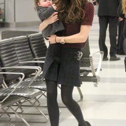 Victoria Beckham junto a Harper Seven por el aeropuerto de Nueva York