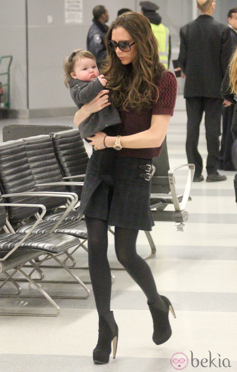 Victoria Beckham junto a Harper Seven por el aeropuerto de Nueva York