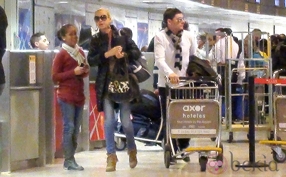 Belén Esteban y Fran Álvarez en el aeropuerto de Madrid