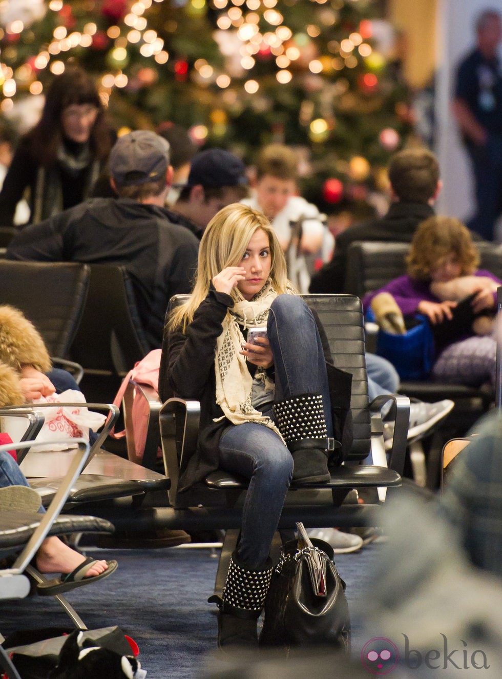 Ashley Tisdale esperando su avión en el aeropuerto de Los Ángeles