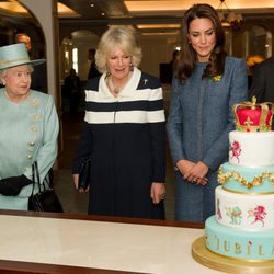 La Reina Isabel, la Duquesa de Cornualles y la Duquesa de Cambridge