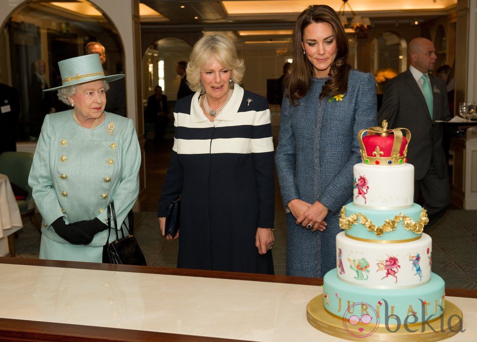 La Reina Isabel, la Duquesa de Cornualles y la Duquesa de Cambridge