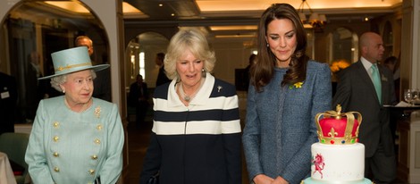 La Reina Isabel, la Duquesa de Cornualles y la Duquesa de Cambridge