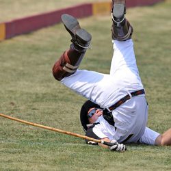 Harry de Inglaterra, en el suelo tras caerse del caballo