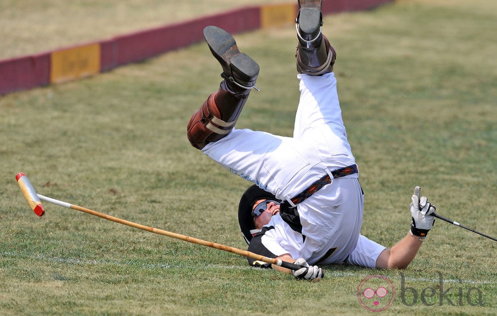 Harry de Inglaterra, en el suelo tras caerse del caballo