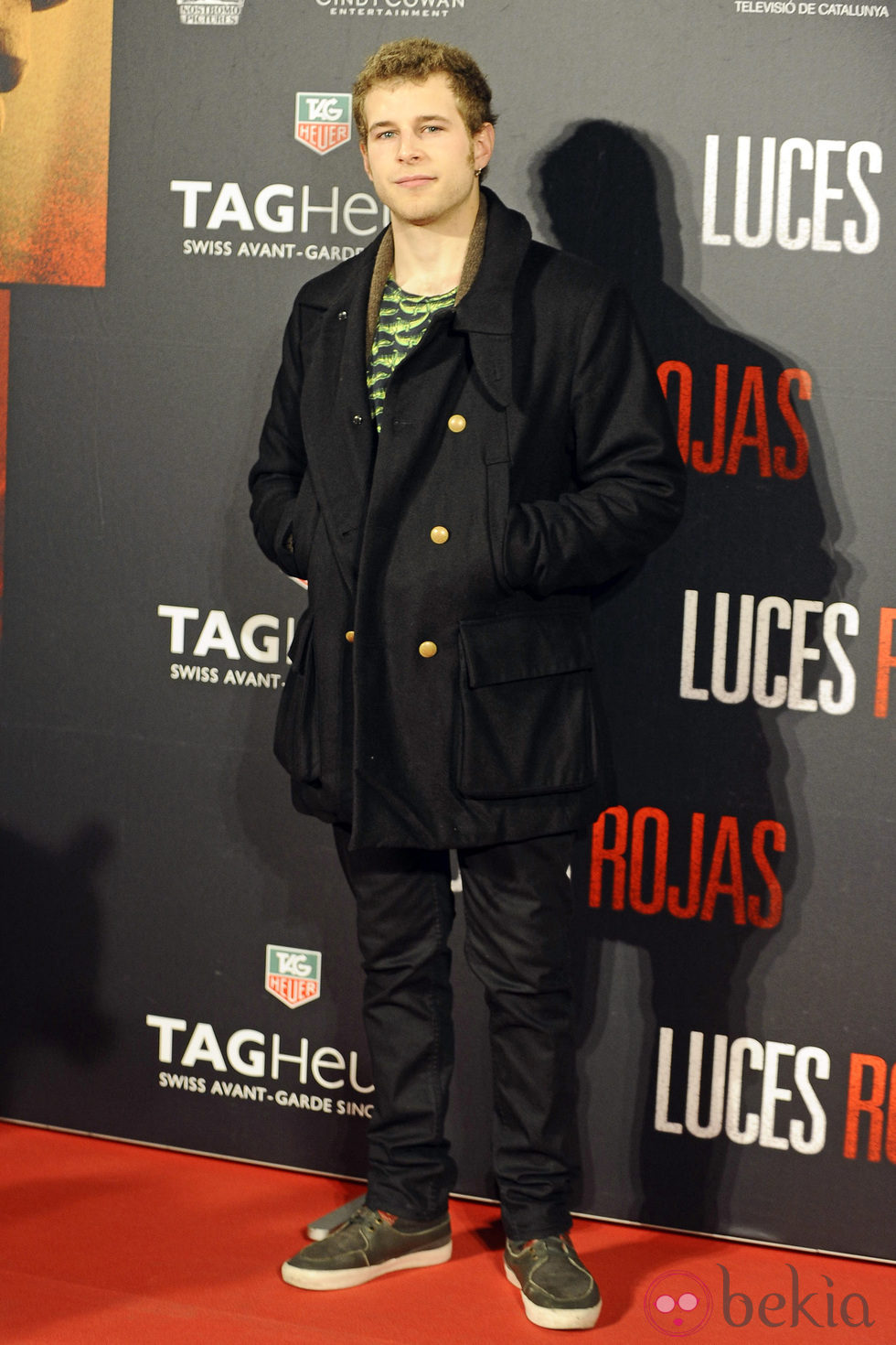 Álvaro Cervantes en el estreno de 'Luces Rojas' en Madrid