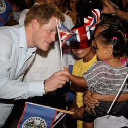 Calurosa bienvenida a Harry de Inglaterra en Belice