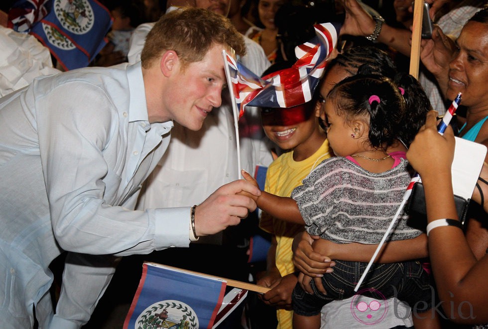 Calurosa bienvenida a Harry de Inglaterra en Belice