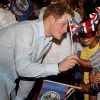 Calurosa bienvenida a Harry de Inglaterra en Belice