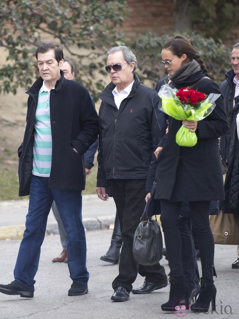 Shaila Dúrcal con su padre Antonio Morales 'Junior' en el entierro de su abuela Carmen