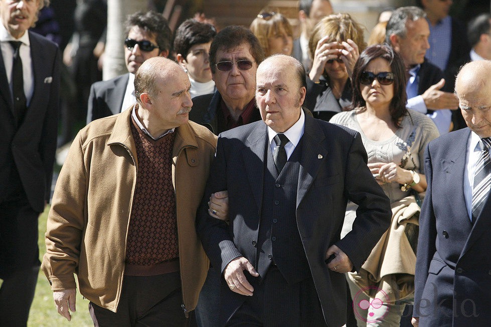 Chiquito de la Calzada en el entierro de su mujer Pepita