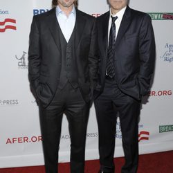 George Clooney y Brad Pitt en el estreno de la obra '8'