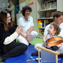 Carla Bruni con una niña en el colegio de La Panouse-Debré 