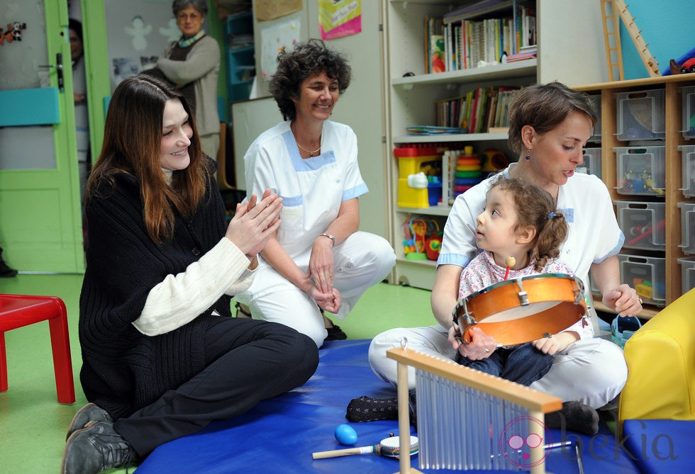 Carla Bruni con una niña en el colegio de La Panouse-Debré 