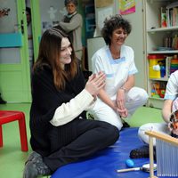 Carla Bruni con una niña en el colegio de La Panouse-Debré 