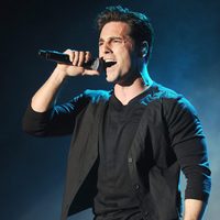 David Bustamante cantando en su concierto en Madrid