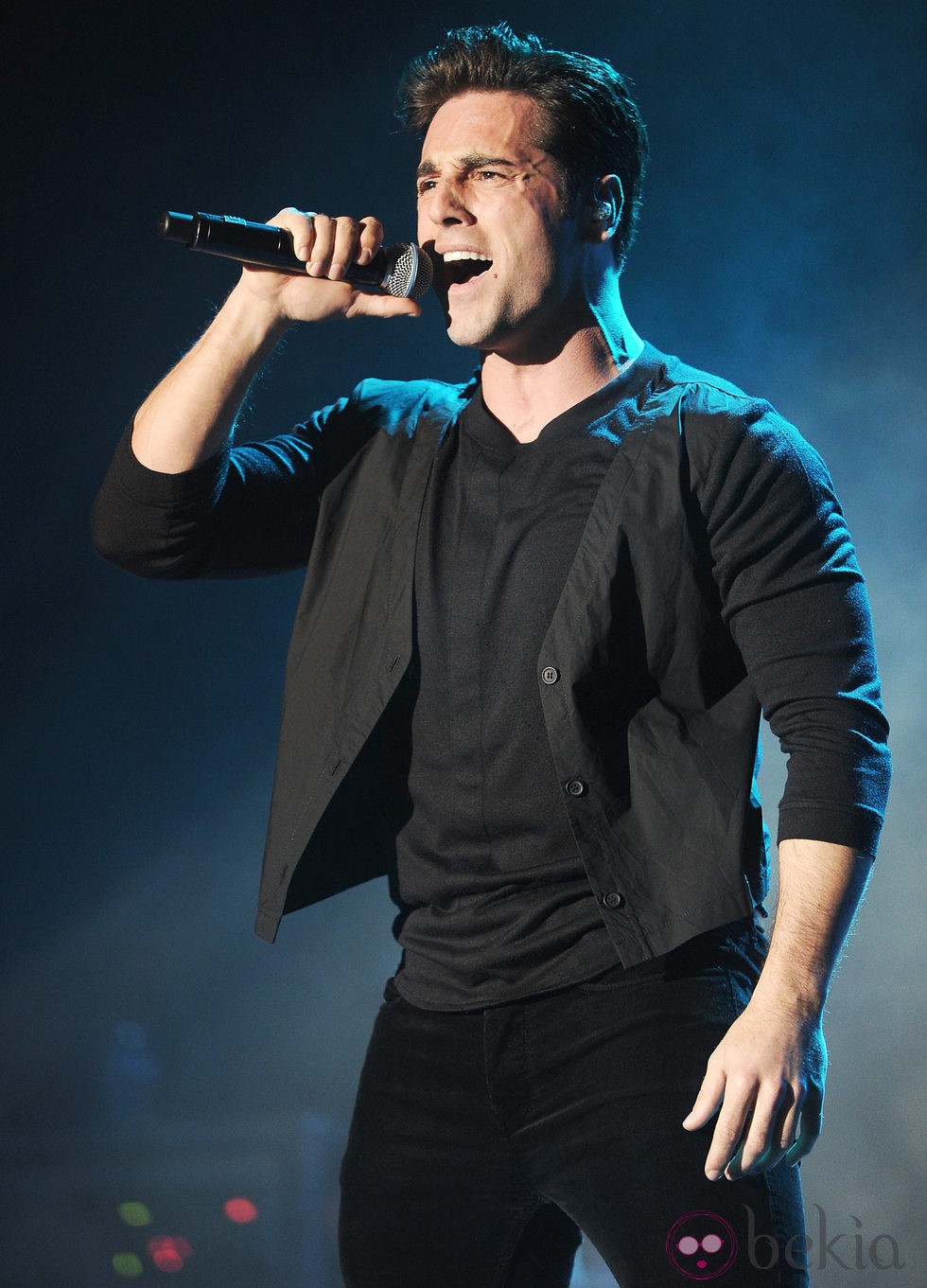 David Bustamante cantando en su concierto en Madrid