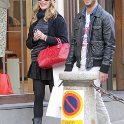 Patricia Conde paseando con un amigo por Madrid