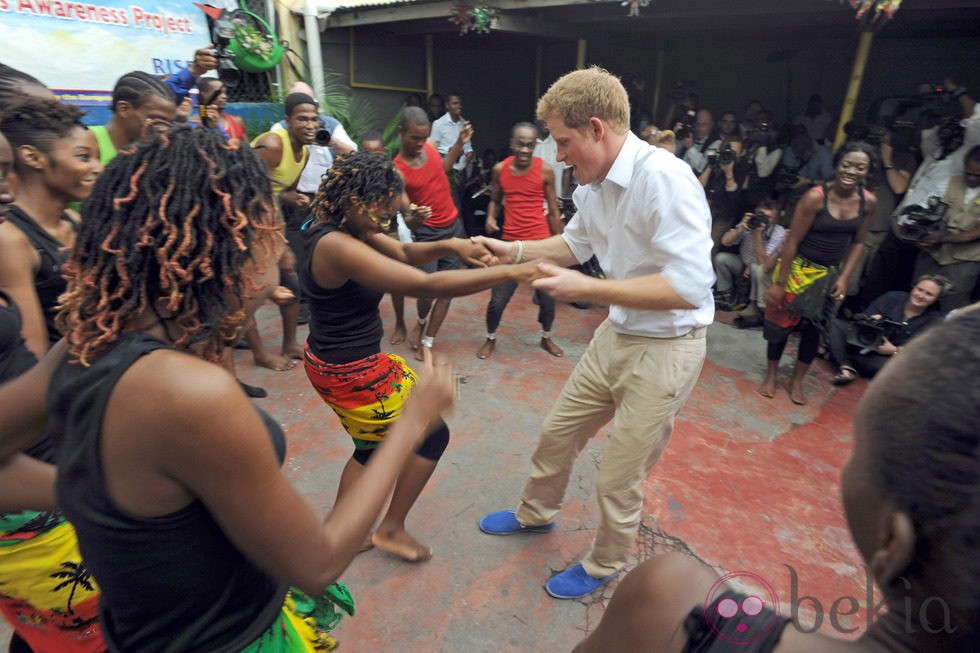 El Príncipe Harry bailando con una chica en Jamaica