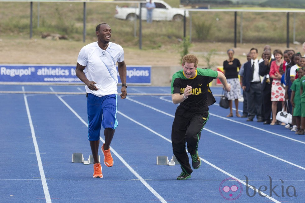 Harry de Inglaterra corre junto a Usain Bolt en Jamaica